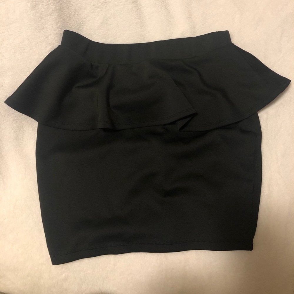 2b bebe black peblum style skirt. Medium